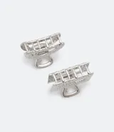 Set de dos pinzas para el pelo plateadas con incrustaciones de strass, una con forma de media luna y otra rectangular.