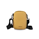 Bandolera morral color mostaza con correa de galón negra ajustable, doble cierre superior y bolsillo interior. Tiene el logo "LINCOLN'S" grabado en el frente.