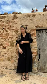 Pulsera tipo esclava abierta, con acabado rústico y textura irregular, en tono plateado. Se vende por unidad.