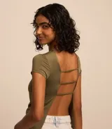 Blusa verde militar de poliéster y elastano, con cuello redondo, manga corta y espalda descubierta con tres tiras horizontales.