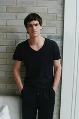 Pack de dos remeras negras de algodón con cuello en V y etiqueta de la marca en el cuello.