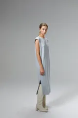 Vestido sin mangas de lurex plateado, con caída espectacular y un toque de brillo.