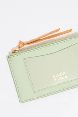 Monedero Bimba y Lola de piel color verde claro con cierre de cremallera y tirador de cordón naranja. Cuenta con logo metálico y tarjetero interior.