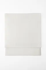 Bufanda rectangular color blanco, tejida en punto liso.