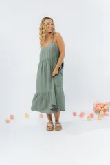 Vestido largo negro de gasa de algodón con breteles finos y escote en V.