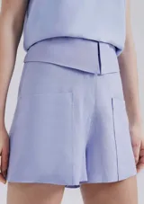 Short color beige de lino con cintura alta y bolsillos laterales.