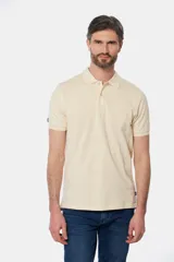 Remera polo lisa en oxford piqué color crema, con cuello en rib y botones personalizados.