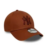 Gorro New Era 9FORTY ajustable color marrón con logo bordado de los New York Yankees en el frente.