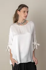 Blusa italiana holgada de color negro con cuello redondo y mangas 3/4 con detalle de lazos.