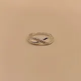Anillo de plata 925 con diseño de infinito y circonias engarzadas.
