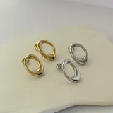 Aros dorados de acero quirúrgico hipoalergénico con baño en oro de 18K, de forma irregular.