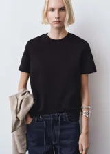 Camiseta negra de algodón de gramaje grueso, manga corta y cuello redondo.
