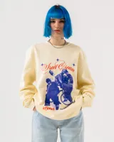 Buzo de color beige con estampado gráfico frontal en tonos azul y rojo.