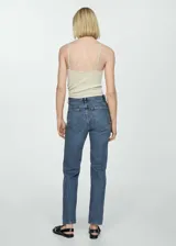 Pantalón de jean azul de corte recto, tiro medio, con cinco bolsillos, trabillas y cierre de cremallera con botón.
