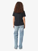 Camiseta negra de manga corta y cuello redondo.