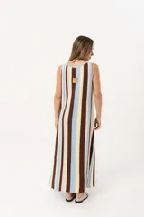 Vestido tejido de punto a rayas verticales en tonos marrón, beige, amarillo y celeste.