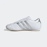 Championes de adidas con diseño de perfil bajo, empeine de piel suave y puntera pespunteada, ideales para un look minimalista.