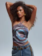 Top marrón con estampado abstracto en tonos azules, con tiras para atar en el cuello y la espalda.