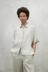 Camisa color beige de lino con mangas cortas y cuello clásico.