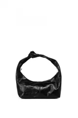 Cartera de cuero vacuno negro con grabado cocodrilo, cierre metálico y herraje de isologo.