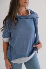 Sweater celeste de corte holgado con mangas 3/4 y cuello redondo. Incluye una bufanda fina del mismo color.