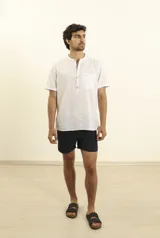 Camisa de manga corta color amarillo, con cuello mao y botones de coco.