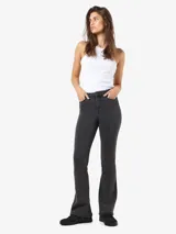 Pantalón de jean de cintura alta, color gris oscuro, con corte ajustado hasta la rodilla y acampanado en la parte inferior.