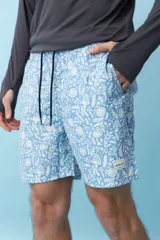 Bermuda de hombre azul con estampado de flores blancas y cordón ajustable en la cintura.