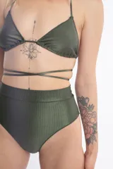 Bombacha de bikini tiro alto color verde militar, confeccionada en tela de canalé con acabado brillante.