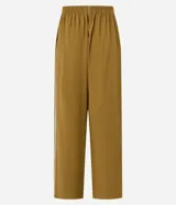 Pantalón wide leg de viscosa color ocre, con cintura elástica, trabillas y rayas laterales blancas.