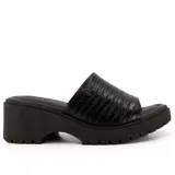Sandalia de cuero negra con plataforma y suela track.