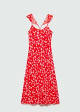 Vestido rojo con estampado floral en tonos rosados, de tirantes finos con volados y escote redondo.