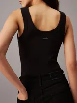 Remera negra de modal elástico con estructura de canalé, cuello redondo, corte slim y sin mangas.
