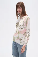 Sweater de tejido de punto, manga larga y cuello redondo, con estampado floral abstracto en tonos blanco, rosa pálido y verde oliva.