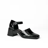 Zapato de cuero vacuno color negro con textura croco, con talón cubierto, pulsera con hebilla y taco de madera forrado en cuero.