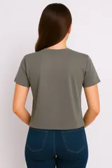 Remera blanca de algodón, corte holgado, cuello redondo y mangas cortas.
