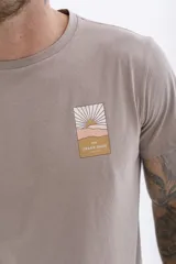 Remera de manga corta color verde azulado con cuello redondo y estampado frontal con el texto "UH3" en blanco.