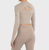 Top deportivo negro de manga larga, corte cropped y calce ajustado.