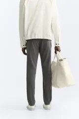 Pantalón chino azul marino, corte skinny fit, confeccionado en tejido de algodón con elasticidad. Cuenta con bolsillos frontales y traseros de vivo. Cierre frontal con cremallera y botón.