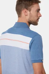 Remera polo de jersey con rayas horizontales en tonos de azul y blanco.