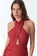 Vestido corto azul de lino italiano, con cuello halter cruzado y corte a la cintura.