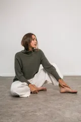 Buzo verde militar de cashmere con cuello alto.