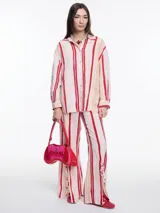 Camisa de lino y viscosa a rayas verticales rojas, rosas y amarillas.