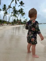 Conjunto de baño de lycra con protección UV, compuesto por remera de manga larga y short con cordón ajustable en la cintura. Estampado floral con detalles de leopardo.