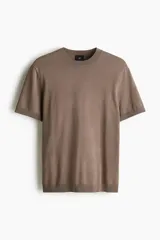Remera marrón de punto fino, con cuello redondo y mangas cortas.