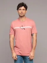 Remera manga corta color salmón de algodón, con cuello redondo y logo de Calvin Klein estampado en el pecho.