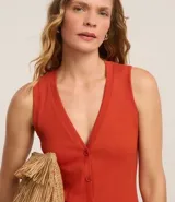 Blusa estilo chaleco color ladrillo, confeccionada en ribana con textura acanalada, sin mangas y con abotonado delantero.