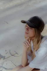 Gorra de béisbol color gris metalizado, confeccionada en ecocuero.