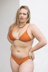 Conjunto de bikini color naranja con corpiño triangular de tirantes finos y bombacha clásica.