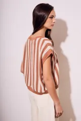 Chaleco tejido de algodón a rayas verticales color beige y marrón, con cuello redondo y sisas anchas.